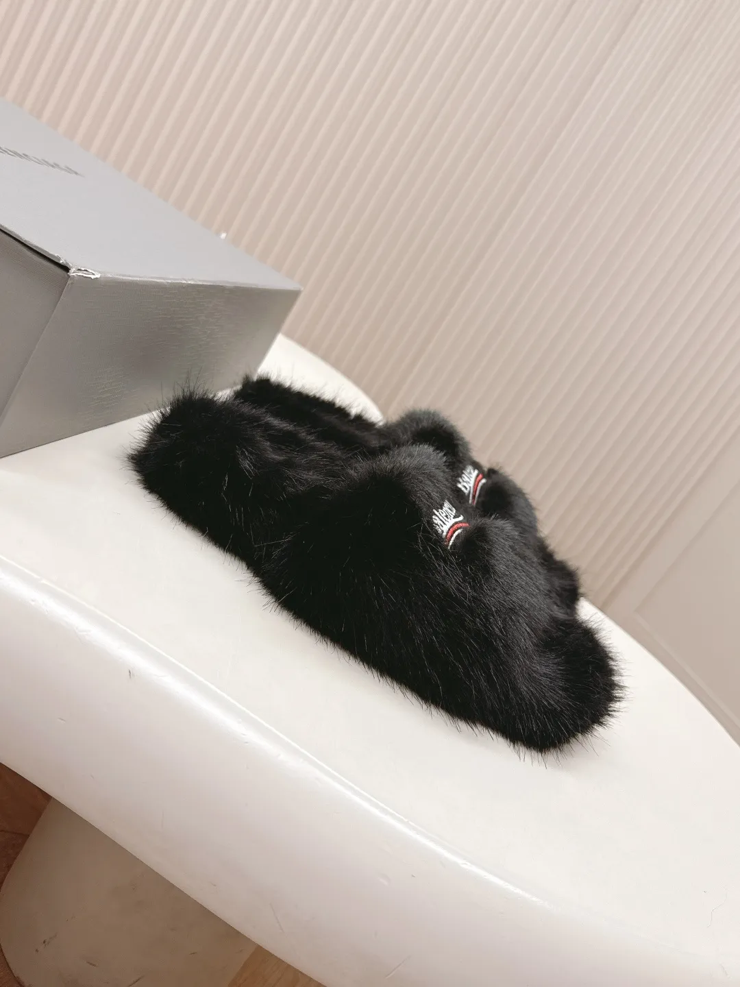 👟👟Ex-factory price 480👟👟 Balenciaga 2025 new color furry slippers. This furry slipper is really irresistible. It’s so cool and versatile~ The upper foot is super invincible, good-looking and comfortable. Fabric: Imported wool, soft and comfortable. Lining: original special material. Sole: original outsole. Size: 36-40.